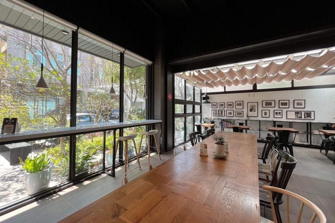 橙黃橘綠咖啡廳｜台中海線質感玻璃屋咖啡廳，還有日系和室包廂空間，吃得到早午餐、咖啡、手作甜點與輕食 - 柚香魚子醬的蹦蹦跳跳